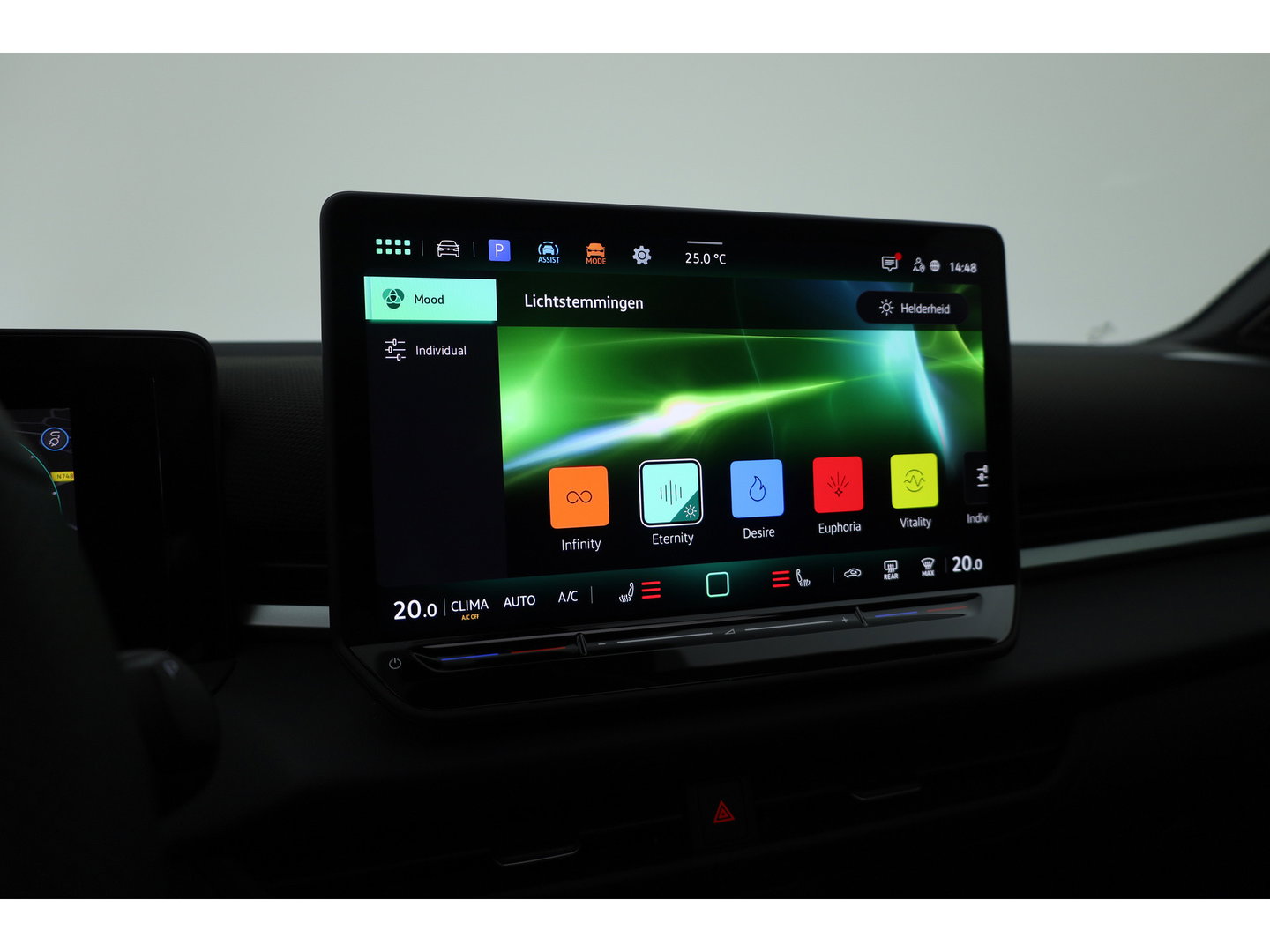 Volkswagen T-Roc 1.5 eTsi R-Line First Edition | Dig. Cockpit | IQ Light | Pano | Adapt. Cruise | Trekhaak | Head-up | Harman Kardon | Keyless | 360cam | Stoel- Stuurverw.