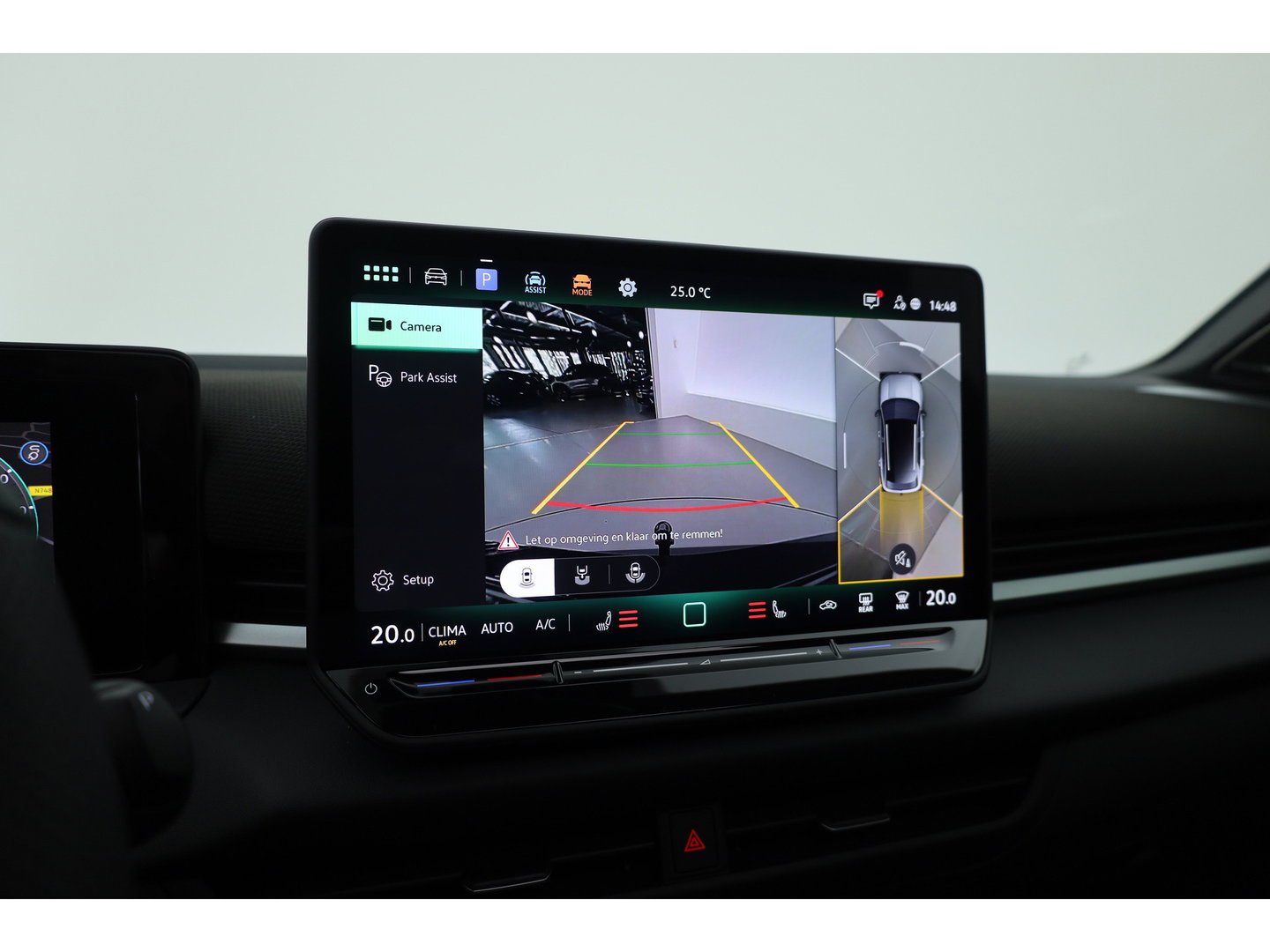 Volkswagen T-Roc 1.5 eTsi R-Line First Edition | Dig. Cockpit | IQ Light | Pano | Adapt. Cruise | Trekhaak | Head-up | Harman Kardon | Keyless | 360cam | Stoel- Stuurverw.