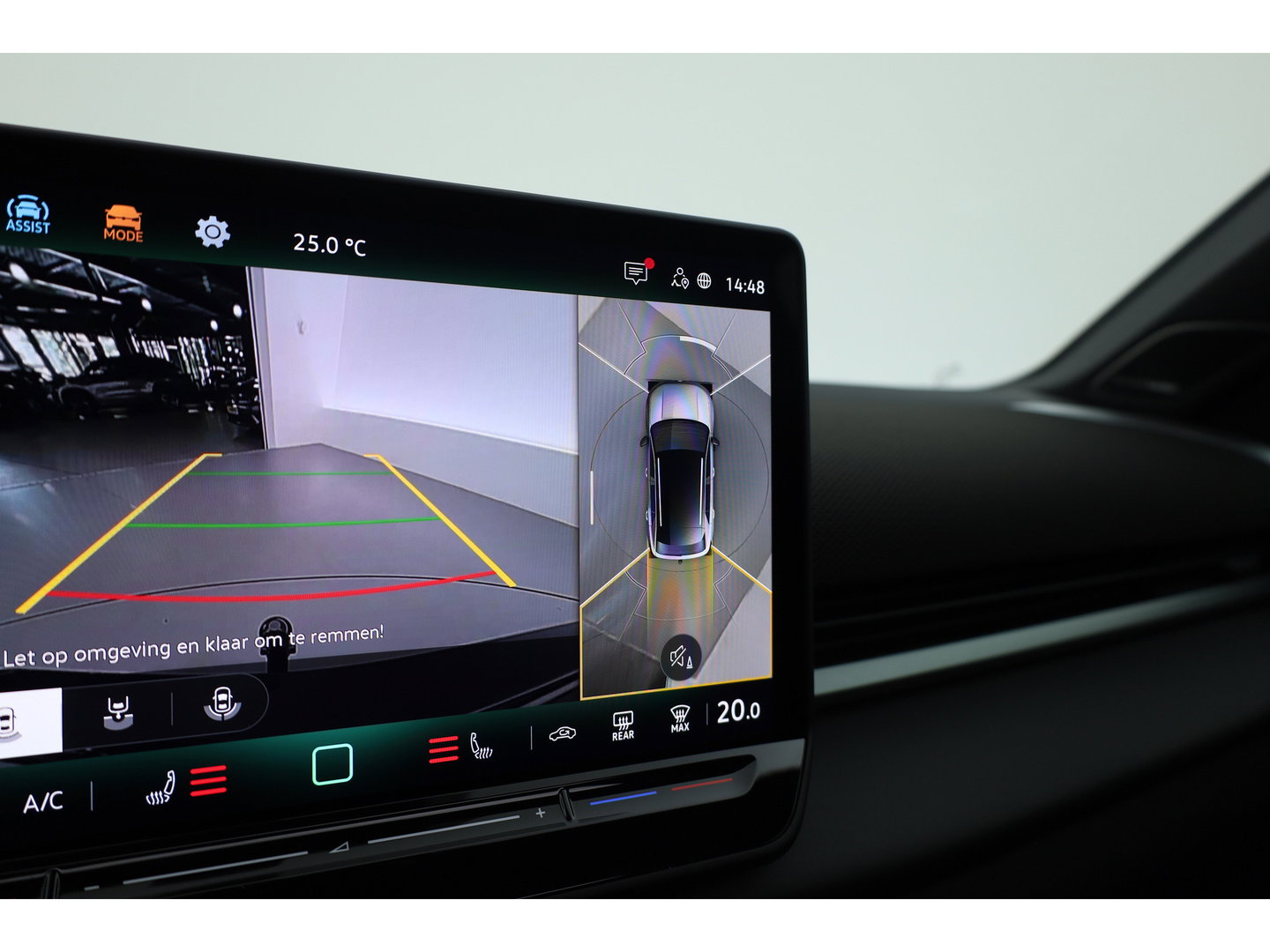 Volkswagen T-Roc 1.5 eTsi R-Line First Edition | Dig. Cockpit | IQ Light | Pano | Adapt. Cruise | Trekhaak | Head-up | Harman Kardon | Keyless | 360cam | Stoel- Stuurverw.