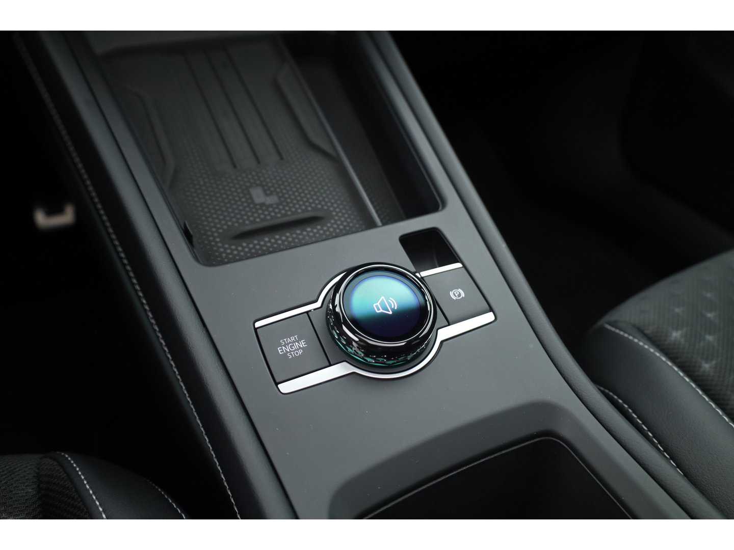 Volkswagen T-Roc 1.5 eTsi R-Line First Edition | Dig. Cockpit | IQ Light | Pano | Adapt. Cruise | Trekhaak | Head-up | Harman Kardon | Keyless | 360cam | Stoel- Stuurverw.