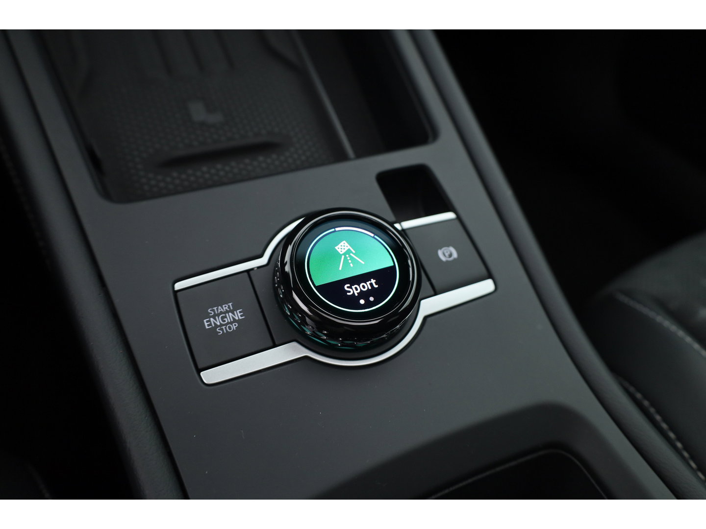 Volkswagen T-Roc 1.5 eTsi R-Line First Edition | Dig. Cockpit | IQ Light | Pano | Adapt. Cruise | Trekhaak | Head-up | Harman Kardon | Keyless | 360cam | Stoel- Stuurverw.