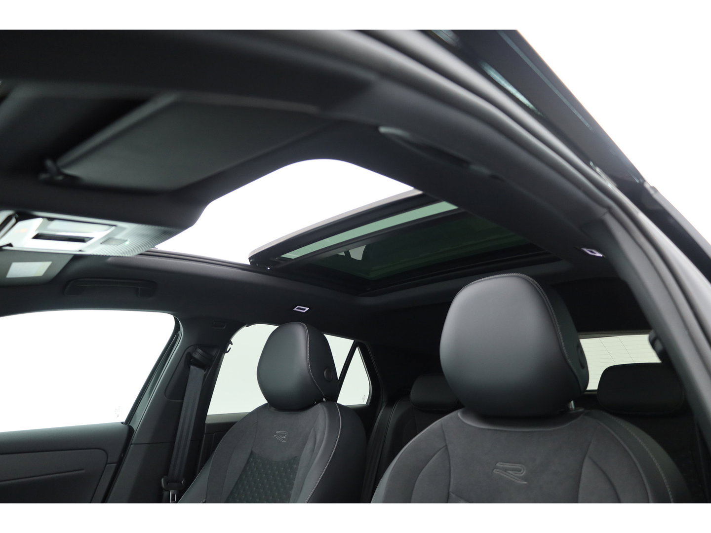 Volkswagen T-Roc 1.5 eTsi R-Line First Edition | Dig. Cockpit | IQ Light | Pano | Adapt. Cruise | Trekhaak | Head-up | Harman Kardon | Keyless | 360cam | Stoel- Stuurverw.