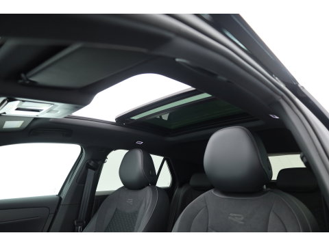 Volkswagen T-Roc 1.5 eTsi R-Line First Edition | Dig. Cockpit | IQ Light | Pano | Adapt. Cruise | Trekhaak | Head-up | Harman Kardon | Keyless | 360cam | Stoel- Stuurverw.