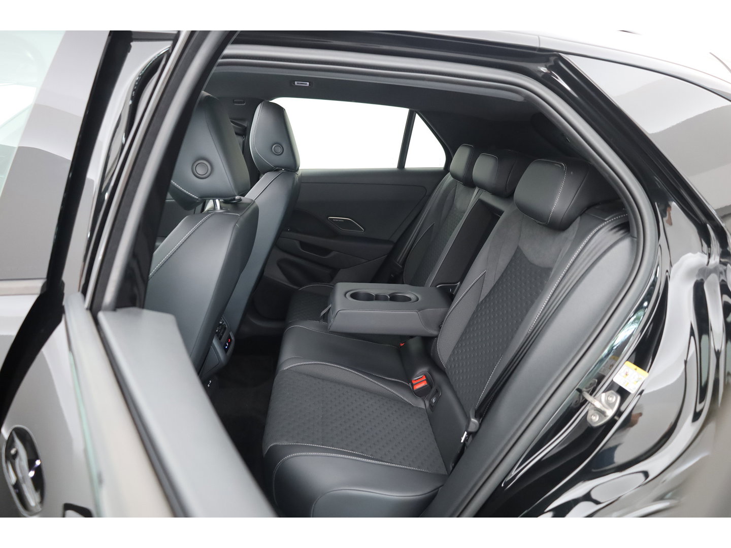 Volkswagen T-Roc 1.5 eTsi R-Line First Edition | Dig. Cockpit | IQ Light | Pano | Adapt. Cruise | Trekhaak | Head-up | Harman Kardon | Keyless | 360cam | Stoel- Stuurverw.