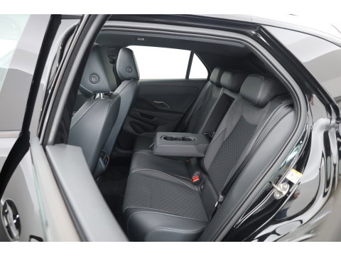 Volkswagen T-Roc 1.5 eTsi R-Line First Edition | Dig. Cockpit | IQ Light | Pano | Adapt. Cruise | Trekhaak | Head-up | Harman Kardon | Keyless | 360cam | Stoel- Stuurverw.