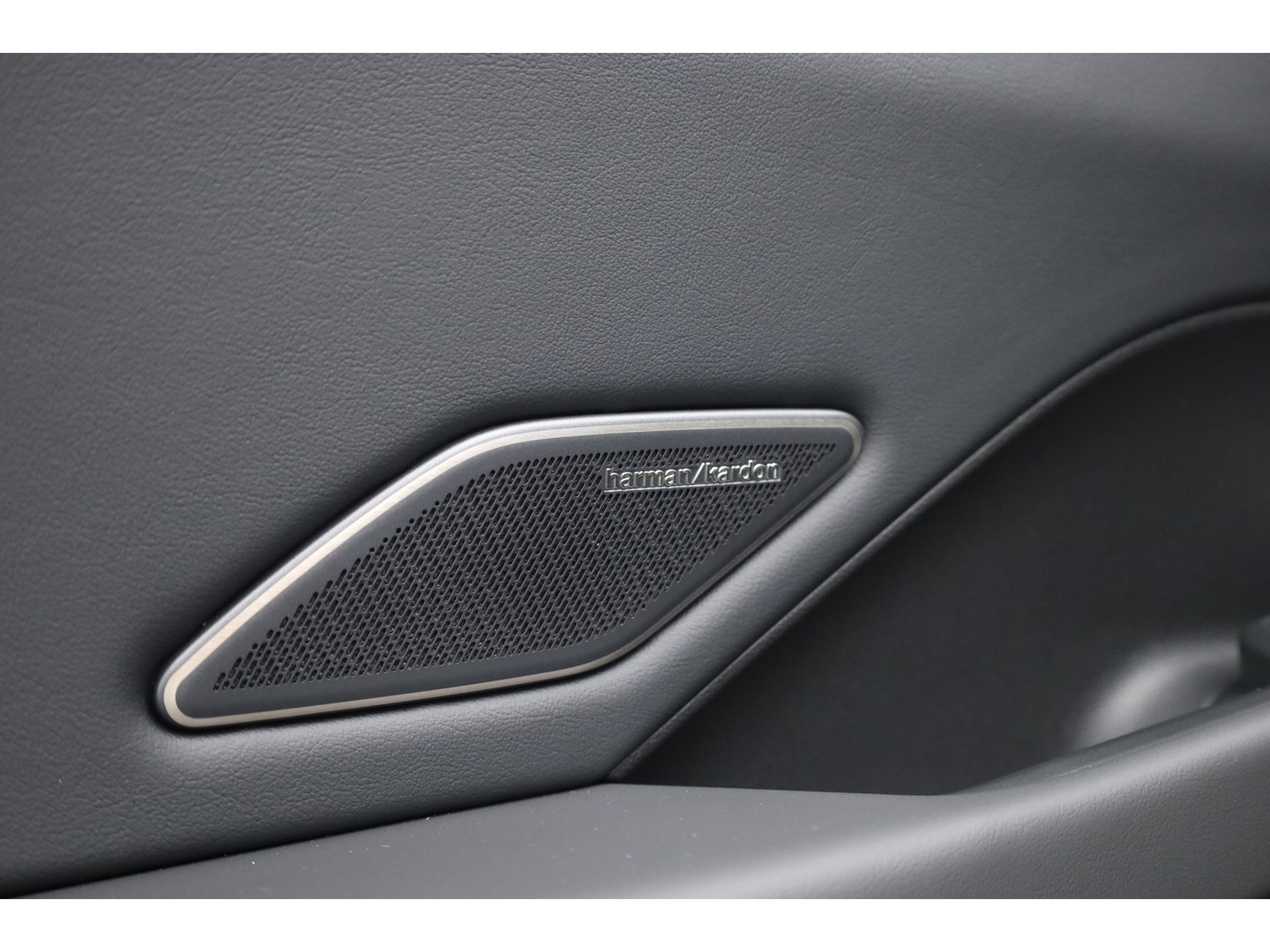Volkswagen T-Roc 1.5 eTsi R-Line First Edition | Dig. Cockpit | IQ Light | Pano | Adapt. Cruise | Trekhaak | Head-up | Harman Kardon | Keyless | 360cam | Stoel- Stuurverw.