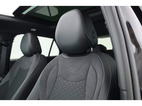 Volkswagen T-Roc 1.5 eTsi R-Line First Edition | Dig. Cockpit | IQ Light | Pano | Adapt. Cruise | Trekhaak | Head-up | Harman Kardon | Keyless | 360cam | Stoel- Stuurverw.