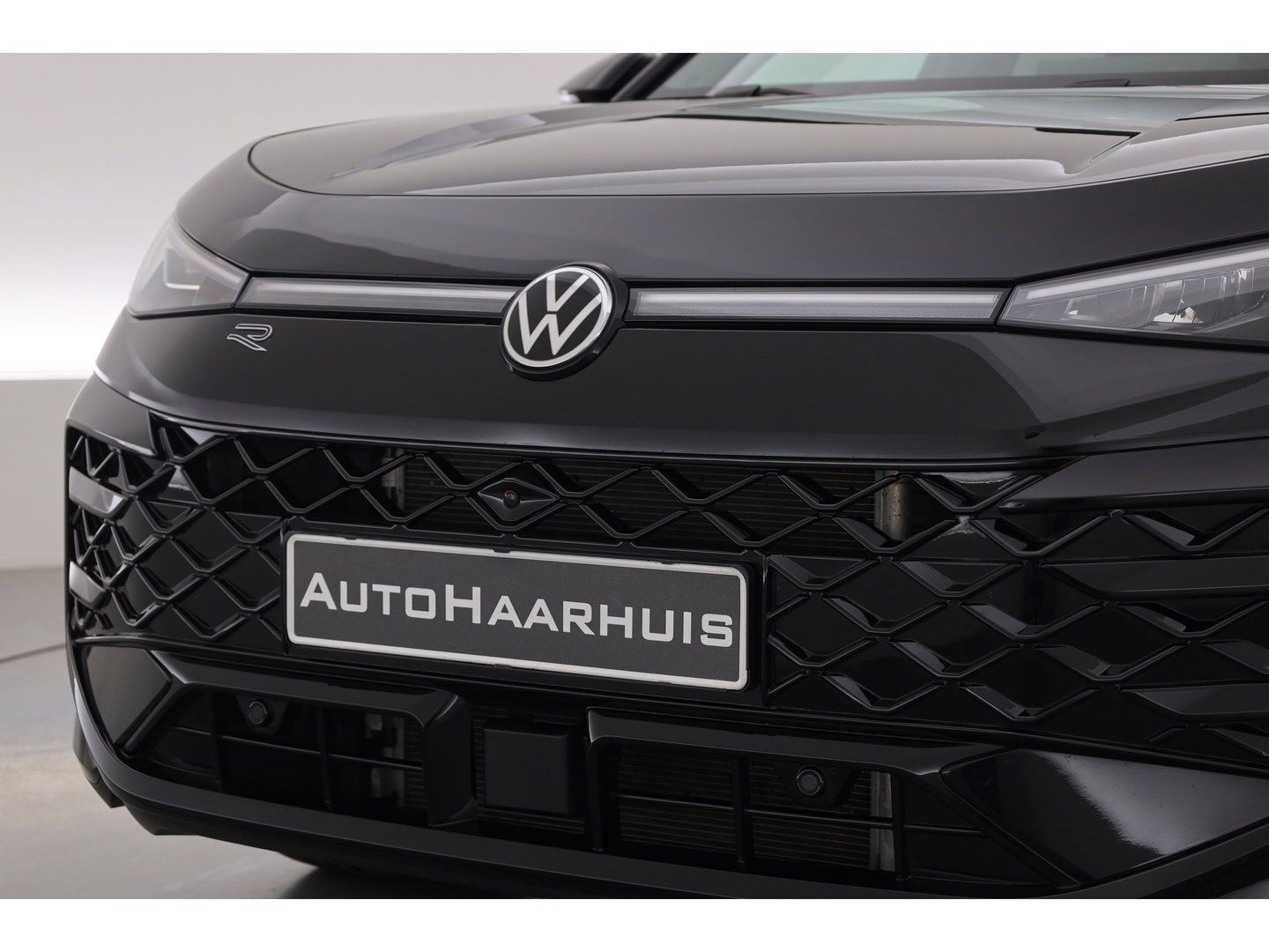 Volkswagen T-Roc 1.5 eTsi R-Line First Edition | Dig. Cockpit | IQ Light | Pano | Adapt. Cruise | Trekhaak | Head-up | Harman Kardon | Keyless | 360cam | Stoel- Stuurverw.