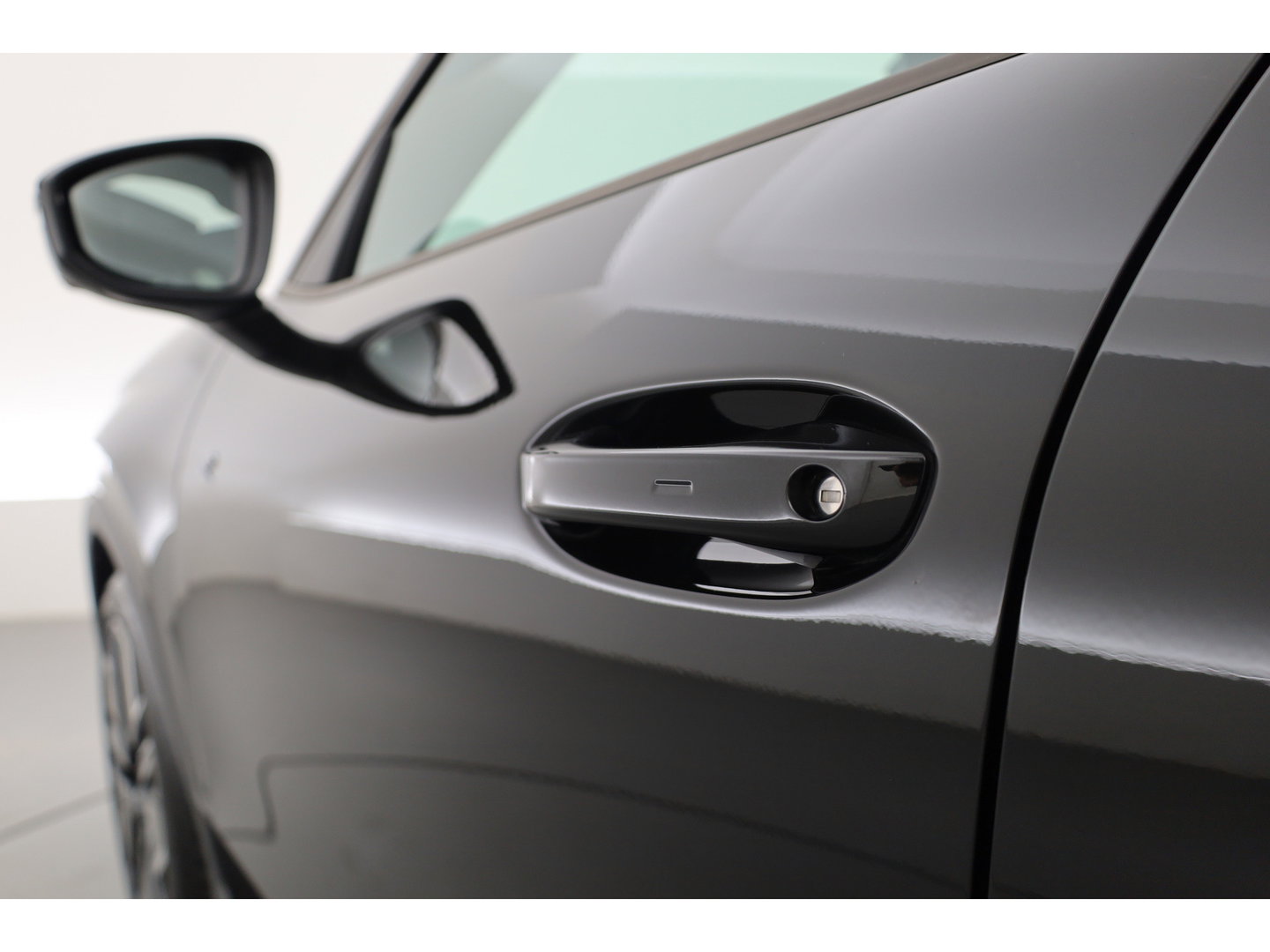 Volkswagen T-Roc 1.5 eTsi R-Line First Edition | Dig. Cockpit | IQ Light | Pano | Adapt. Cruise | Trekhaak | Head-up | Harman Kardon | Keyless | 360cam | Stoel- Stuurverw.