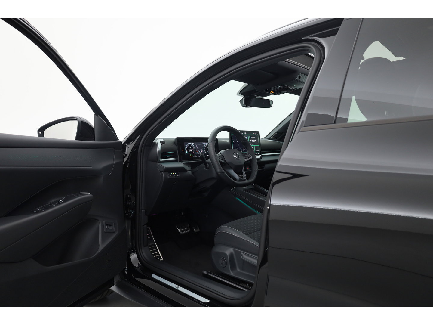 Volkswagen T-Roc 1.5 eTsi R-Line First Edition | Dig. Cockpit | IQ Light | Pano | Adapt. Cruise | Trekhaak | Head-up | Harman Kardon | Keyless | 360cam | Stoel- Stuurverw.