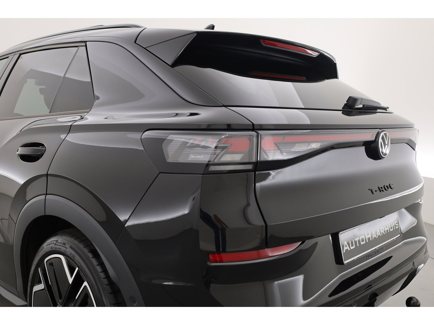 Volkswagen T-Roc 1.5 eTsi R-Line First Edition | Dig. Cockpit | IQ Light | Pano | Adapt. Cruise | Trekhaak | Head-up | Harman Kardon | Keyless | 360cam | Stoel- Stuurverw.