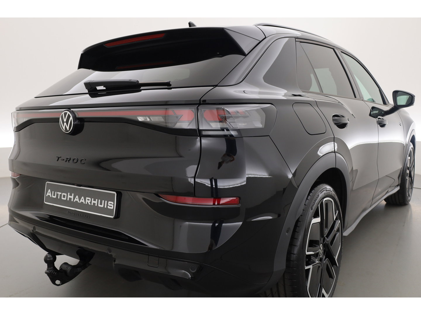 Volkswagen T-Roc 1.5 eTsi R-Line First Edition | Dig. Cockpit | IQ Light | Pano | Adapt. Cruise | Trekhaak | Head-up | Harman Kardon | Keyless | 360cam | Stoel- Stuurverw.