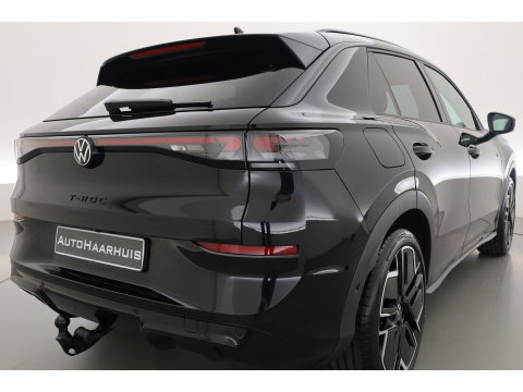Volkswagen T-Roc 1.5 eTsi R-Line First Edition | Dig. Cockpit | IQ Light | Pano | Adapt. Cruise | Trekhaak | Head-up | Harman Kardon | Keyless | 360cam | Stoel- Stuurverw.