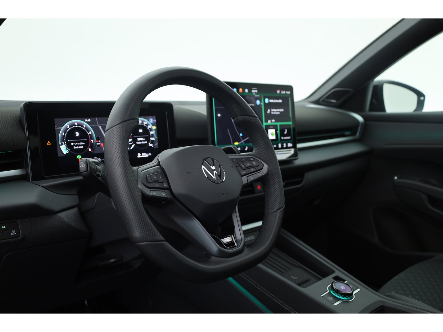 Volkswagen T-Roc 1.5 eTsi R-Line First Edition | Dig. Cockpit | IQ Light | Pano | Adapt. Cruise | Trekhaak | Head-up | Harman Kardon | Keyless | 360cam | Stoel- Stuurverw.