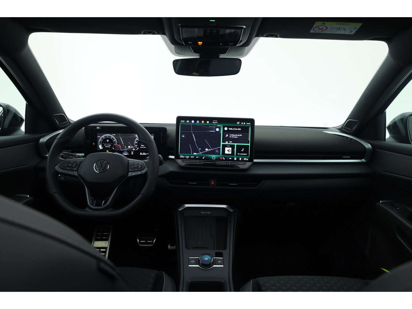 Volkswagen T-Roc 1.5 eTsi R-Line First Edition | Dig. Cockpit | IQ Light | Pano | Adapt. Cruise | Trekhaak | Head-up | Harman Kardon | Keyless | 360cam | Stoel- Stuurverw.
