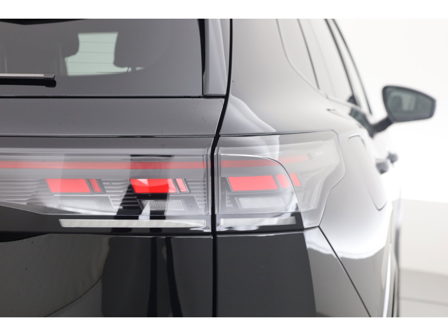 Volkswagen Tiguan 1.5 eHybrid R-Line Black Style 272pk Nieuw | Stoelventi. | Memory | Pano | 360cam | Leder | Elek. Trekhaak | HUD | Adapt. Cruise | Massage |