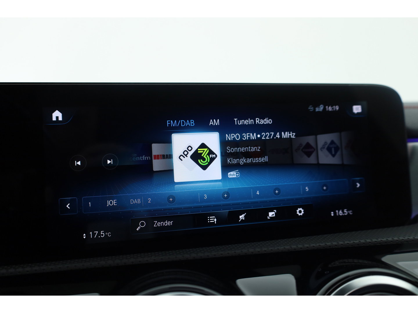 Mercedes-Benz CLA-Klasse Shooting Brake 180 Business Solution AMG | AMG-Styling | Matrix Led | CarPlay | Burmester | Stoelverw. | Panoramadak | DAB