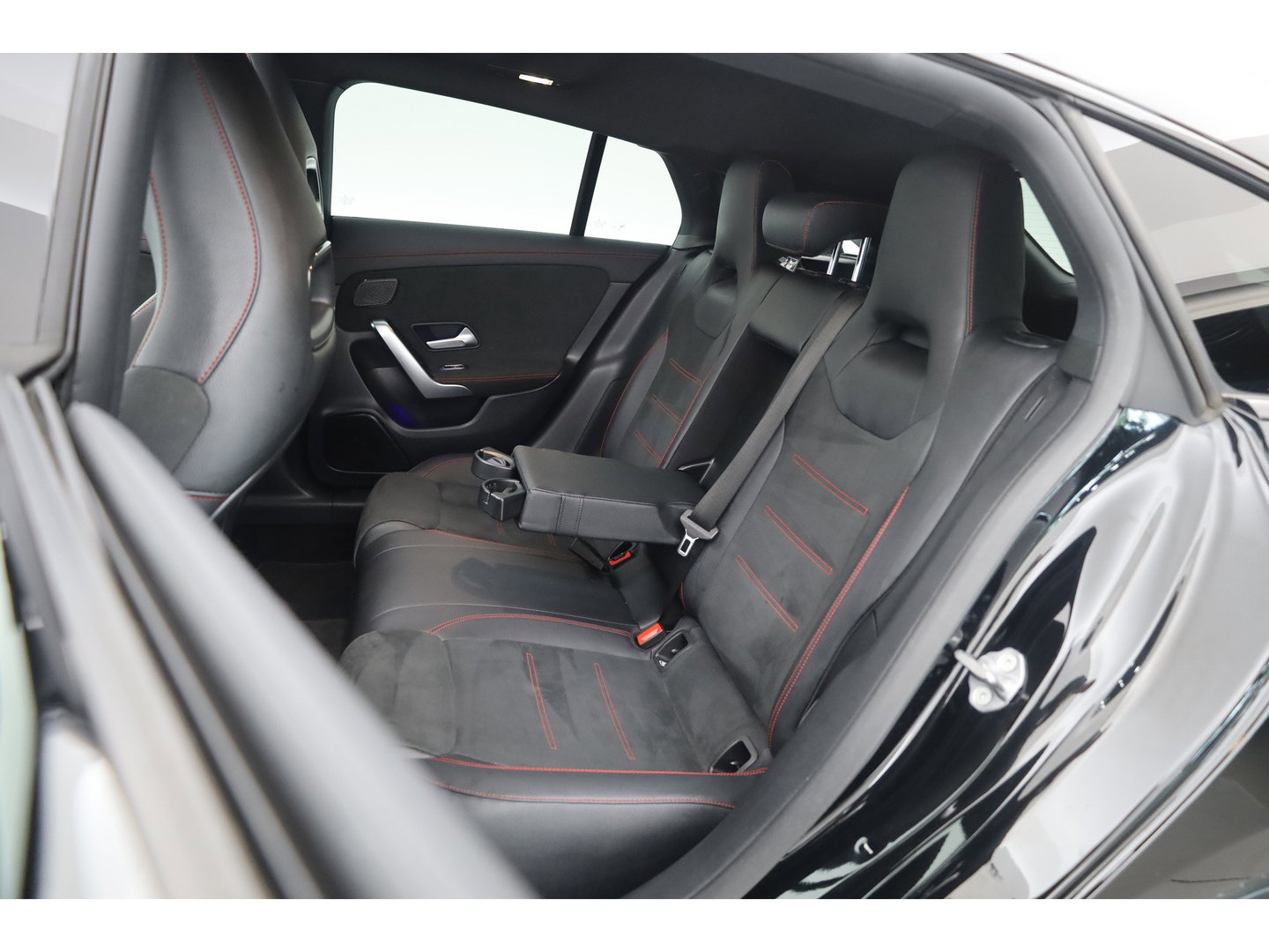Mercedes-Benz CLA-Klasse Shooting Brake 180 Business Solution AMG | AMG-Styling | Matrix Led | CarPlay | Burmester | Stoelverw. | Panoramadak | DAB