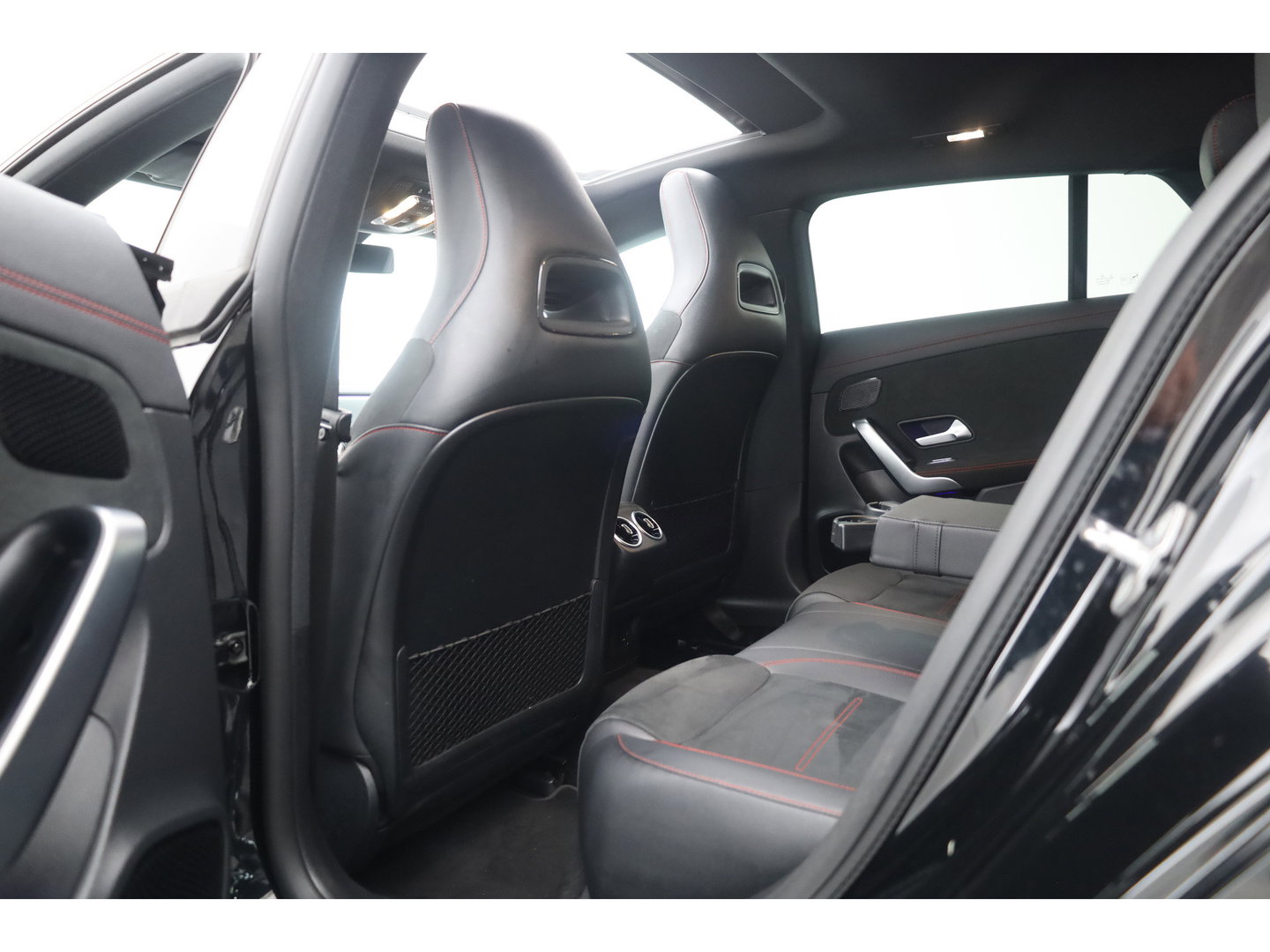 Mercedes-Benz CLA-Klasse Shooting Brake 180 Business Solution AMG | AMG-Styling | Matrix Led | CarPlay | Burmester | Stoelverw. | Panoramadak | DAB