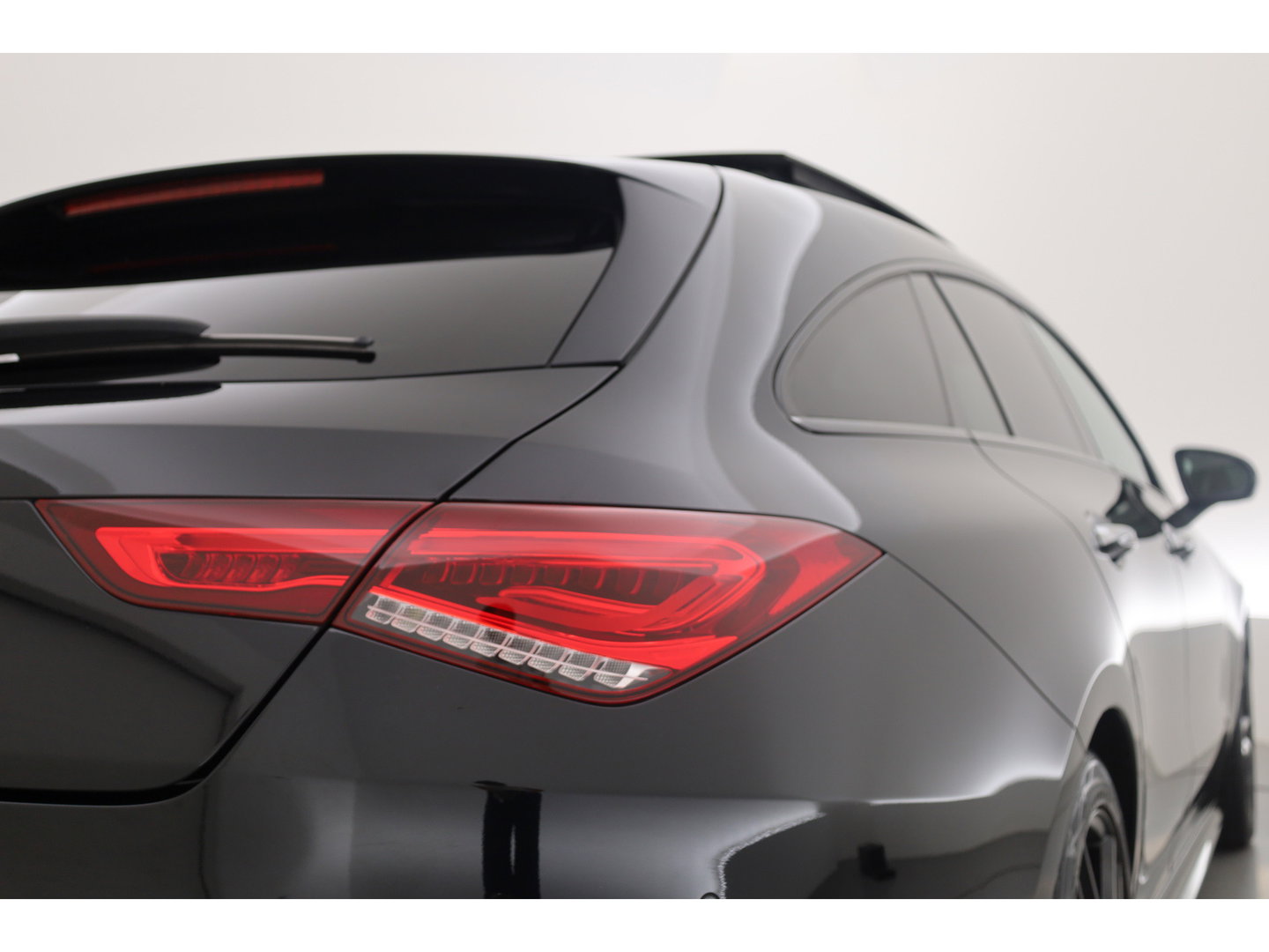 Mercedes-Benz CLA-Klasse Shooting Brake 180 Business Solution AMG | AMG-Styling | Matrix Led | CarPlay | Burmester | Stoelverw. | Panoramadak | DAB