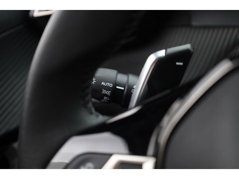 Peugeot 2008 1.2 Hybrid 145 Allure | All Seasons | Keyless | Apple CarPlay | Navi | Cruise | PDC V+A | 17''