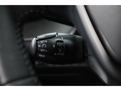 Peugeot 2008 1.2 Hybrid 145 Allure | All Seasons | Keyless | Apple CarPlay | Navi | Cruise | PDC V+A | 17''