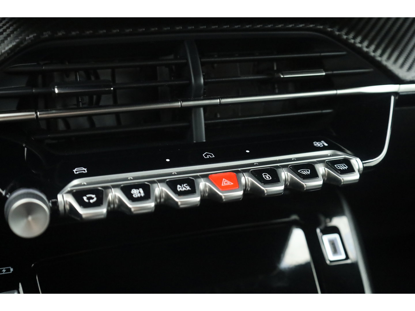 Peugeot 2008 1.2 Hybrid 145 Allure | All Seasons | Keyless | Apple CarPlay | Navi | Cruise | PDC V+A | 17''