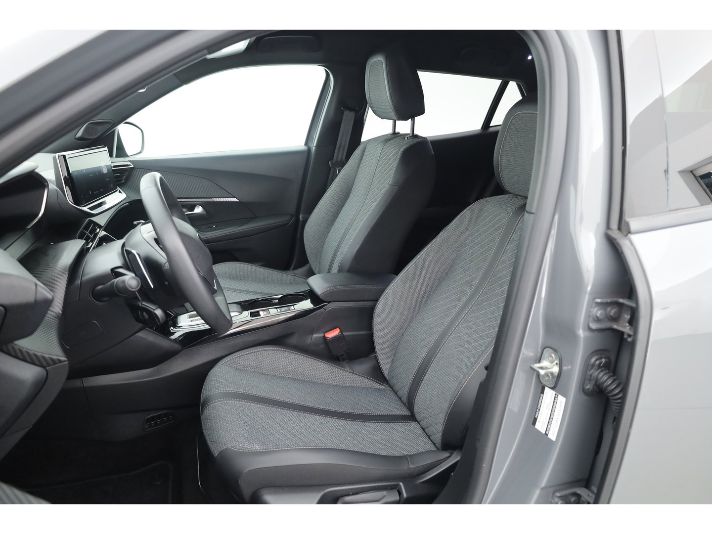 Peugeot 2008 1.2 Hybrid 145 Allure | All Seasons | Keyless | Apple CarPlay | Navi | Cruise | PDC V+A | 17''