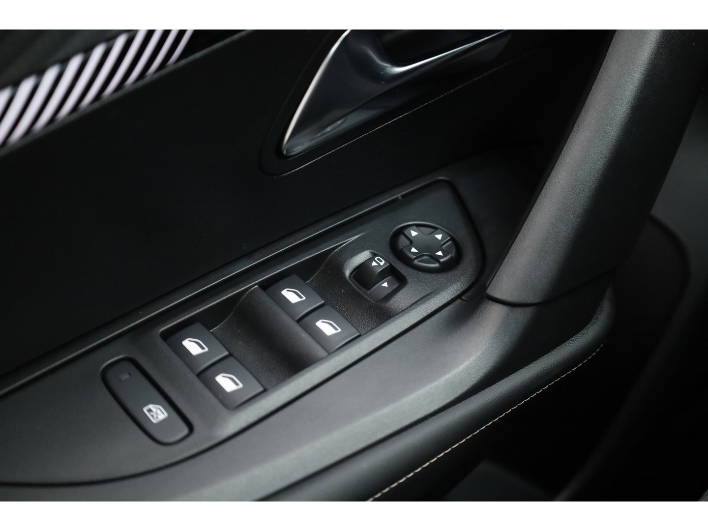 Peugeot 2008 1.2 Hybrid 145 Allure | All Seasons | Keyless | Apple CarPlay | Navi | Cruise | PDC V+A | 17''