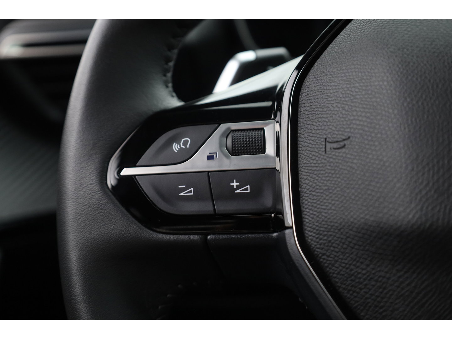 Peugeot 2008 1.2 Hybrid 145 Allure | All Seasons | Keyless | Apple CarPlay | Navi | Cruise | PDC V+A | 17''