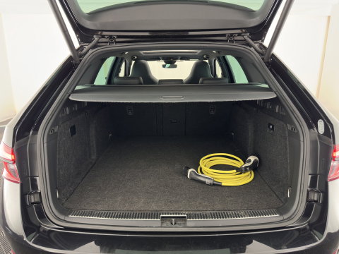 Škoda Superb Combi 1.4 TSI iV Sportline Business (Plug-in) (INCL.BTW) Aut. *PANO | LEATHER-MICROFIBRE | FULL-LED | DIGI-COCKPIT | HEATED-SPORTSEATS | KEYLESS | DAB+ | NAVI-FULLMAP | PRIVACYGLASS | SHIFT-PADDLES | AMBIENT-LIGHT | ECC | PDC | CRUSIE |
