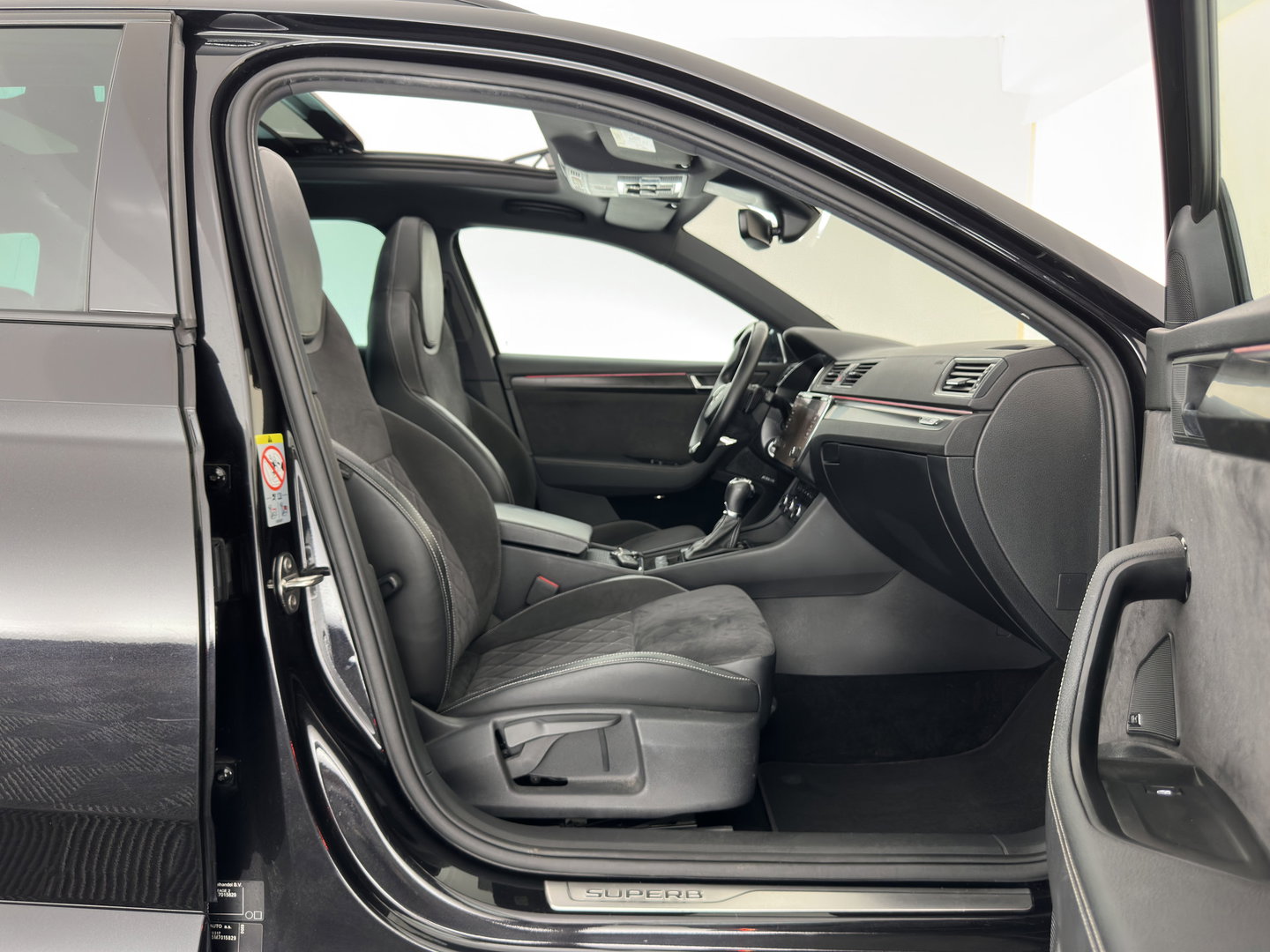 Škoda Superb Combi 1.4 TSI iV Sportline Business (Plug-in) (INCL.BTW) Aut. *PANO | LEATHER-MICROFIBRE | FULL-LED | DIGI-COCKPIT | HEATED-SPORTSEATS | KEYLESS | DAB+ | NAVI-FULLMAP | PRIVACYGLASS | SHIFT-PADDLES | AMBIENT-LIGHT | ECC | PDC | CRUSIE |