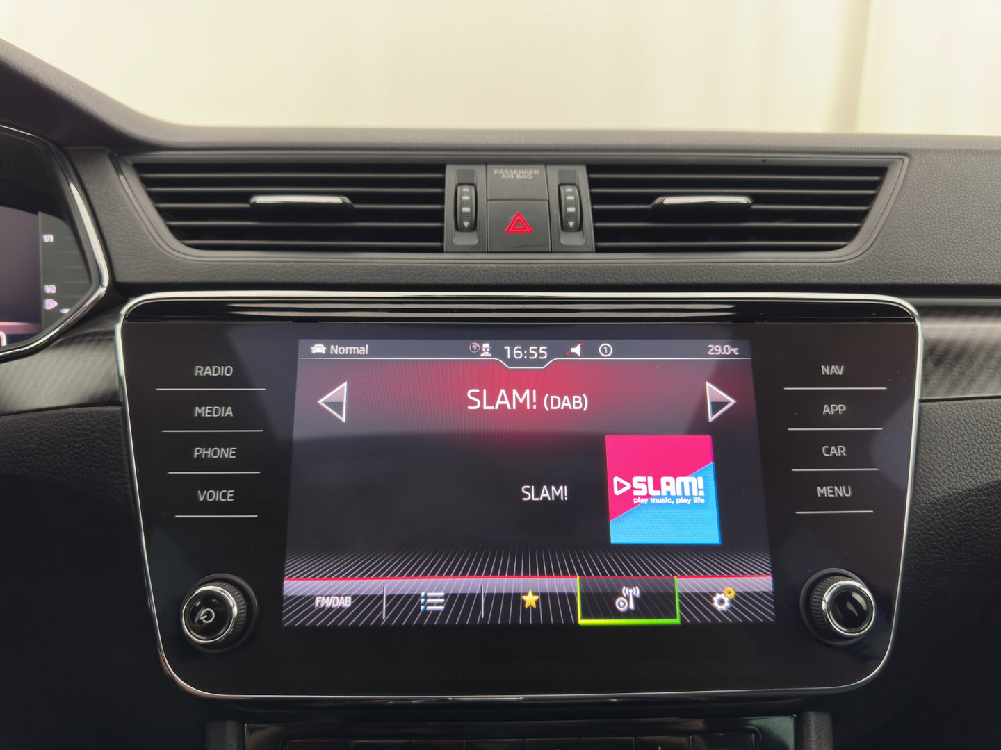 Škoda Superb Combi 1.4 TSI iV Sportline Business (Plug-in) (INCL.BTW) Aut. *PANO | LEATHER-MICROFIBRE | FULL-LED | DIGI-COCKPIT | HEATED-SPORTSEATS | KEYLESS | DAB+ | NAVI-FULLMAP | PRIVACYGLASS | SHIFT-PADDLES | AMBIENT-LIGHT | ECC | PDC | CRUSIE |
