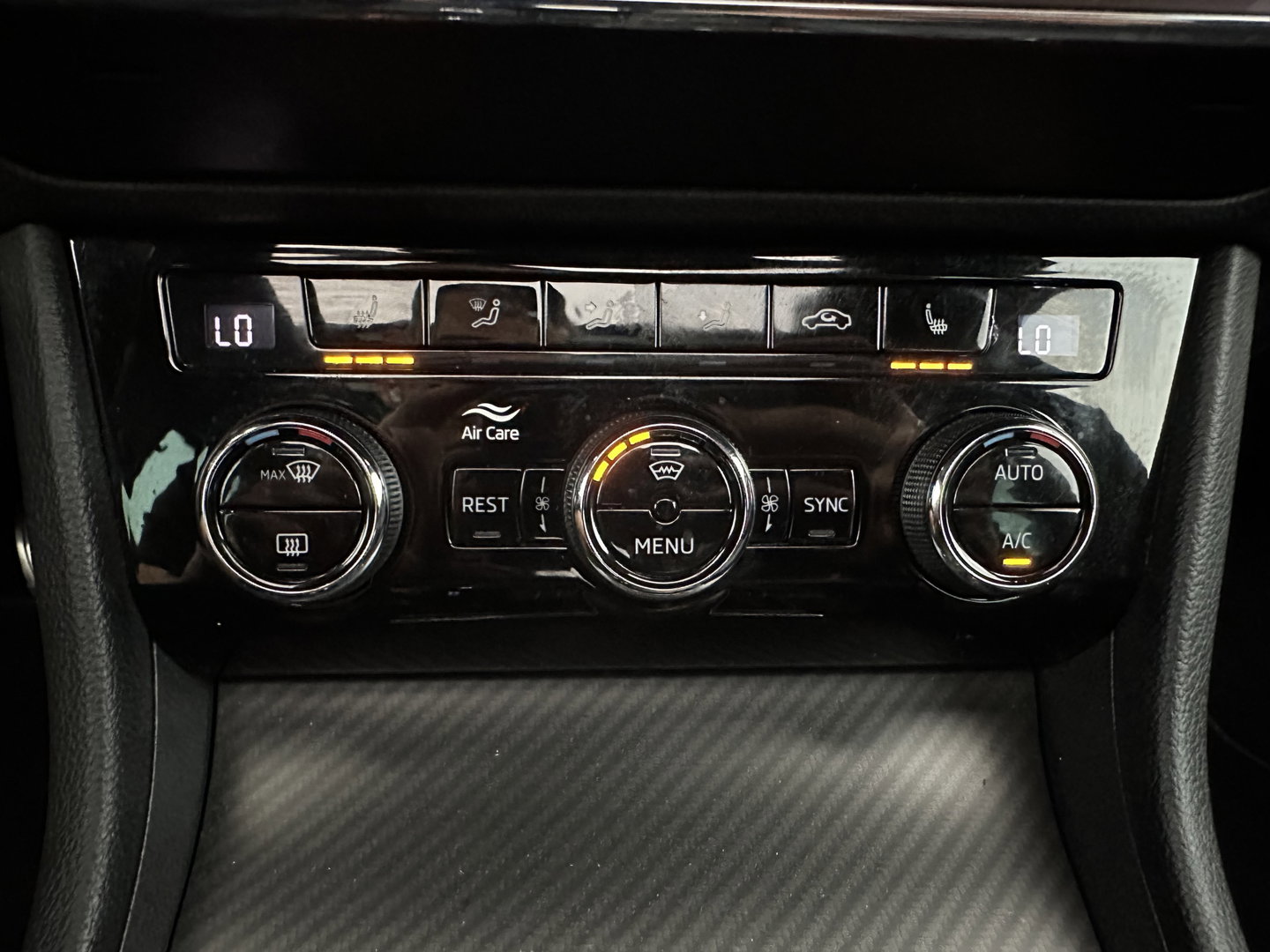 Škoda Superb Combi 1.4 TSI iV Sportline Business (Plug-in) (INCL.BTW) Aut. *PANO | LEATHER-MICROFIBRE | FULL-LED | DIGI-COCKPIT | HEATED-SPORTSEATS | KEYLESS | DAB+ | NAVI-FULLMAP | PRIVACYGLASS | SHIFT-PADDLES | AMBIENT-LIGHT | ECC | PDC | CRUSIE |