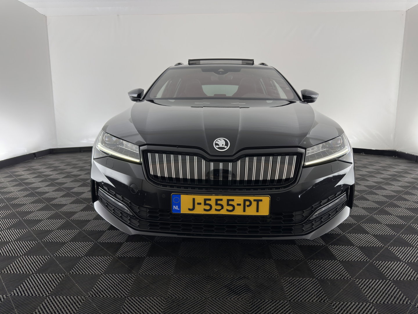 Škoda Superb Combi 1.4 TSI iV Sportline Business (Plug-in) (INCL.BTW) Aut. *PANO | LEATHER-MICROFIBRE | FULL-LED | DIGI-COCKPIT | HEATED-SPORTSEATS | KEYLESS | DAB+ | NAVI-FULLMAP | PRIVACYGLASS | SHIFT-PADDLES | AMBIENT-LIGHT | ECC | PDC | CRUSIE |