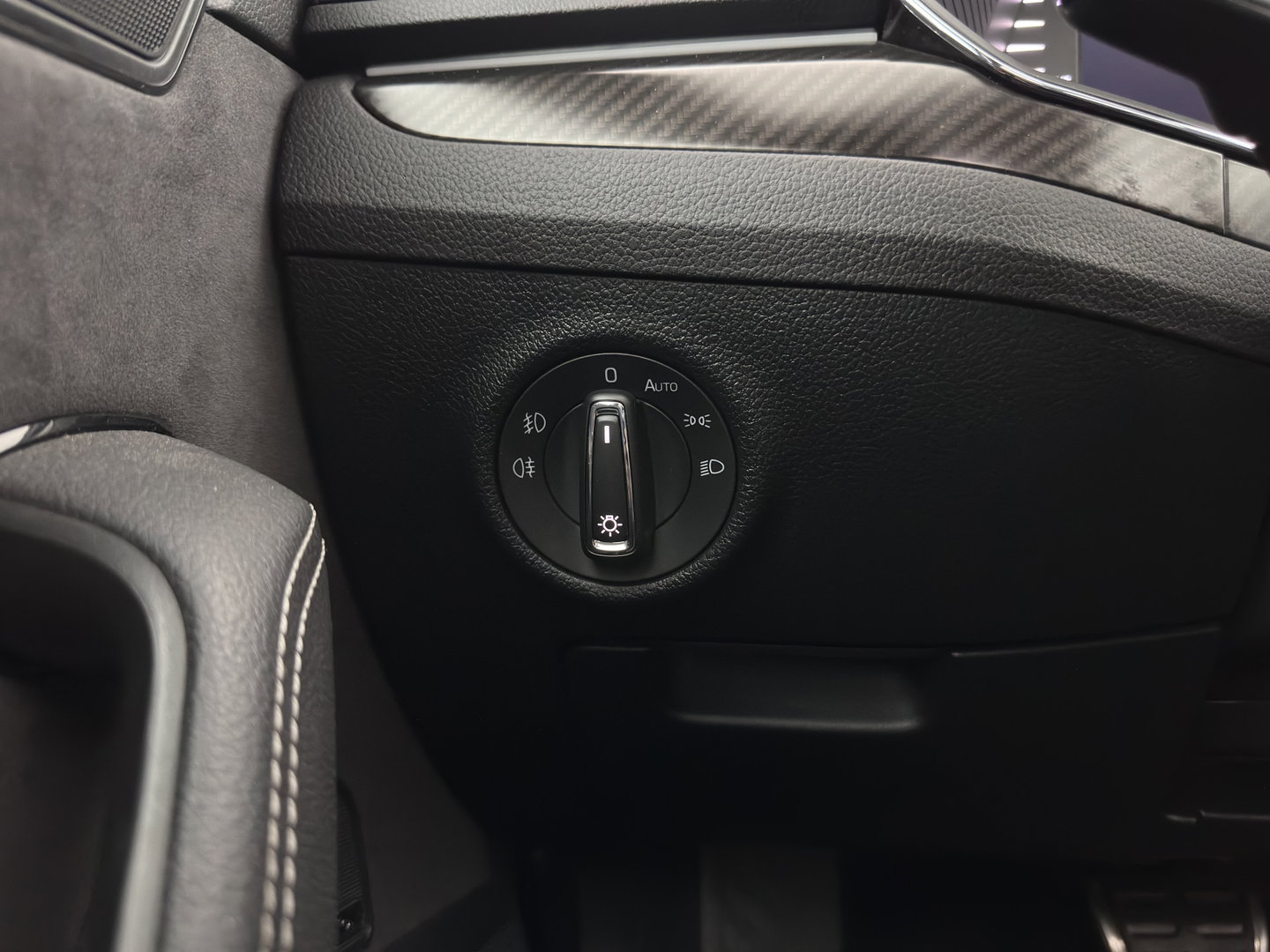 Škoda Superb Combi 1.4 TSI iV Sportline Business (Plug-in) (INCL.BTW) Aut. *PANO | LEATHER-MICROFIBRE | FULL-LED | DIGI-COCKPIT | HEATED-SPORTSEATS | KEYLESS | DAB+ | NAVI-FULLMAP | PRIVACYGLASS | SHIFT-PADDLES | AMBIENT-LIGHT | ECC | PDC | CRUSIE |