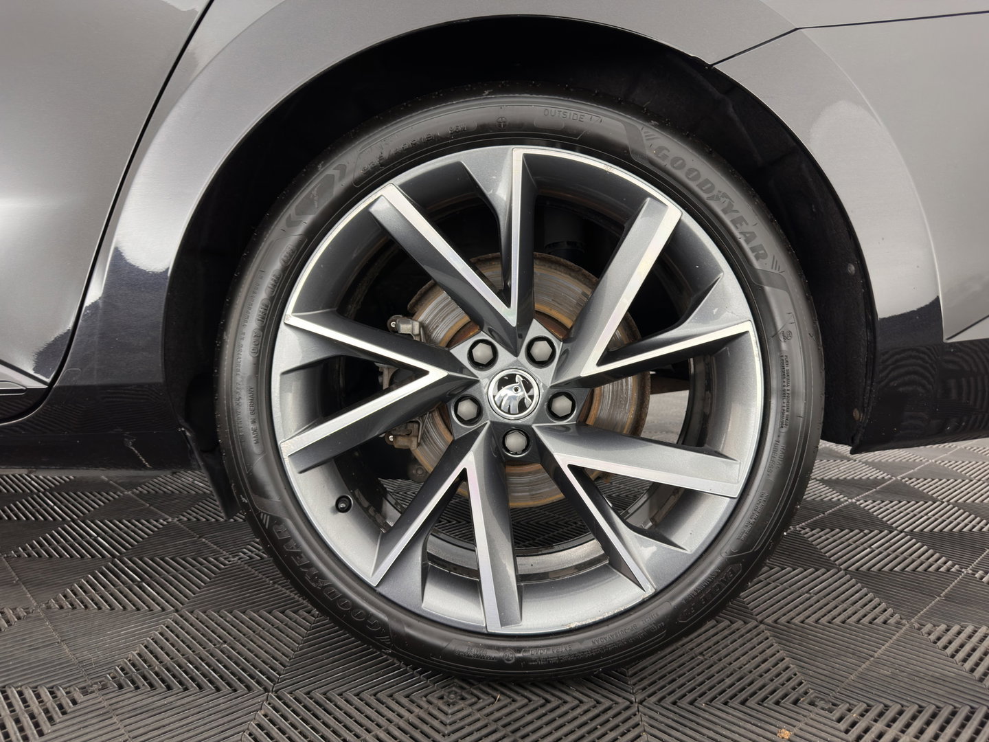Škoda Superb Combi 1.4 TSI iV Sportline Business (Plug-in) (INCL.BTW) Aut. *PANO | LEATHER-MICROFIBRE | FULL-LED | DIGI-COCKPIT | HEATED-SPORTSEATS | KEYLESS | DAB+ | NAVI-FULLMAP | PRIVACYGLASS | SHIFT-PADDLES | AMBIENT-LIGHT | ECC | PDC | CRUSIE |