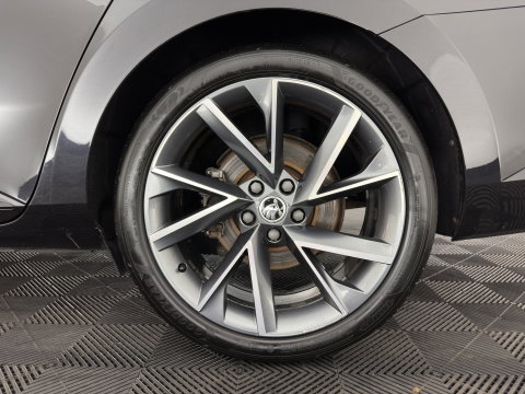 Škoda Superb Combi 1.4 TSI iV Sportline Business (Plug-in) (INCL.BTW) Aut. *PANO | LEATHER-MICROFIBRE | FULL-LED | DIGI-COCKPIT | HEATED-SPORTSEATS | KEYLESS | DAB+ | NAVI-FULLMAP | PRIVACYGLASS | SHIFT-PADDLES | AMBIENT-LIGHT | ECC | PDC | CRUSIE |