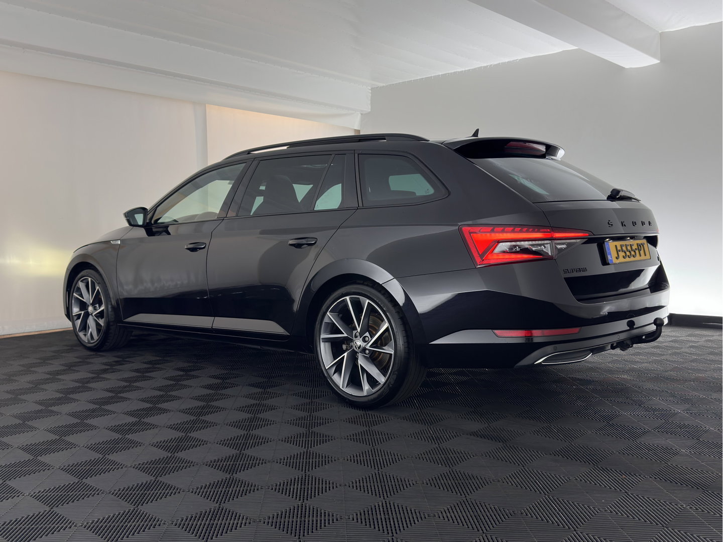 Škoda Superb Combi 1.4 TSI iV Sportline Business (Plug-in) (INCL.BTW) Aut. *PANO | LEATHER-MICROFIBRE | FULL-LED | DIGI-COCKPIT | HEATED-SPORTSEATS | KEYLESS | DAB+ | NAVI-FULLMAP | PRIVACYGLASS | SHIFT-PADDLES | AMBIENT-LIGHT | ECC | PDC | CRUSIE |