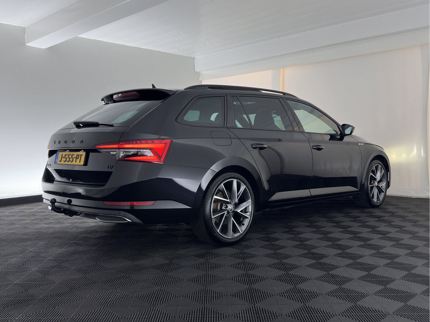 Škoda Superb Combi 1.4 TSI iV Sportline Business (Plug-in) (INCL.BTW) Aut. *PANO | LEATHER-MICROFIBRE | FULL-LED | DIGI-COCKPIT | HEATED-SPORTSEATS | KEYLESS | DAB+ | NAVI-FULLMAP | PRIVACYGLASS | SHIFT-PADDLES | AMBIENT-LIGHT | ECC | PDC | CRUSIE |
