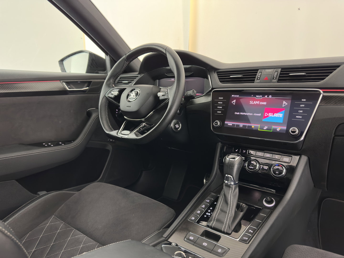 Škoda Superb Combi 1.4 TSI iV Sportline Business (Plug-in) (INCL.BTW) Aut. *PANO | LEATHER-MICROFIBRE | FULL-LED | DIGI-COCKPIT | HEATED-SPORTSEATS | KEYLESS | DAB+ | NAVI-FULLMAP | PRIVACYGLASS | SHIFT-PADDLES | AMBIENT-LIGHT | ECC | PDC | CRUSIE |