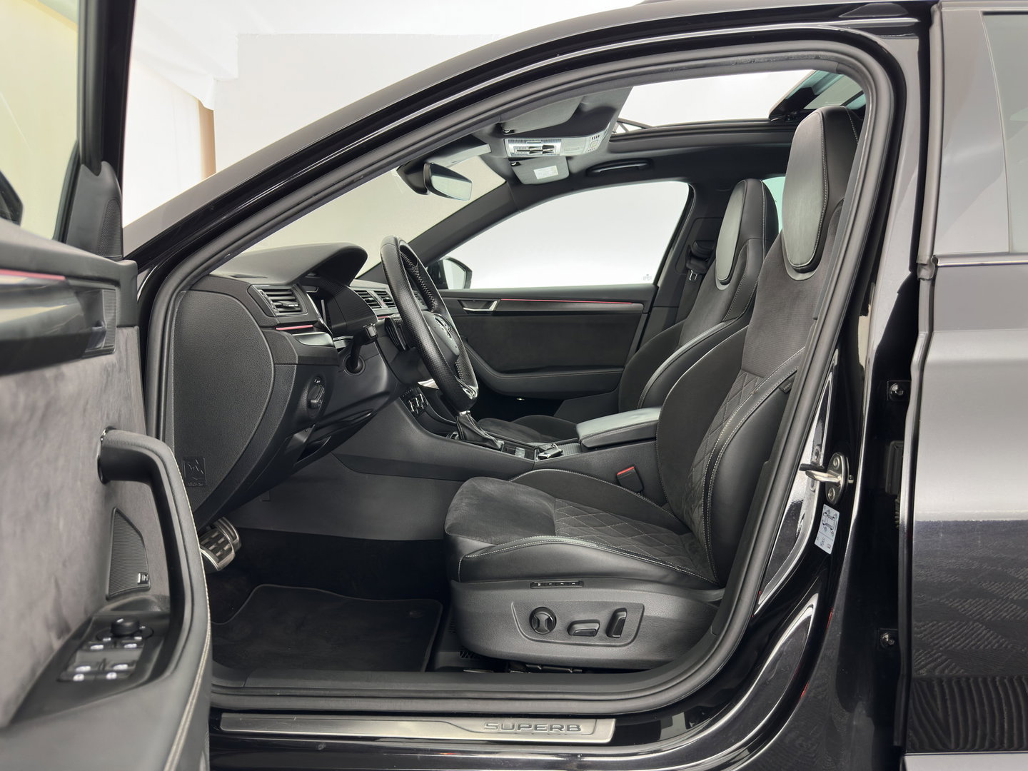 Škoda Superb Combi 1.4 TSI iV Sportline Business (Plug-in) (INCL.BTW) Aut. *PANO | LEATHER-MICROFIBRE | FULL-LED | DIGI-COCKPIT | HEATED-SPORTSEATS | KEYLESS | DAB+ | NAVI-FULLMAP | PRIVACYGLASS | SHIFT-PADDLES | AMBIENT-LIGHT | ECC | PDC | CRUSIE |