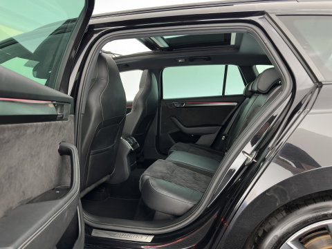 Škoda Superb Combi 1.4 TSI iV Sportline Business (Plug-in) (INCL.BTW) Aut. *PANO | LEATHER-MICROFIBRE | FULL-LED | DIGI-COCKPIT | HEATED-SPORTSEATS | KEYLESS | DAB+ | NAVI-FULLMAP | PRIVACYGLASS | SHIFT-PADDLES | AMBIENT-LIGHT | ECC | PDC | CRUSIE |
