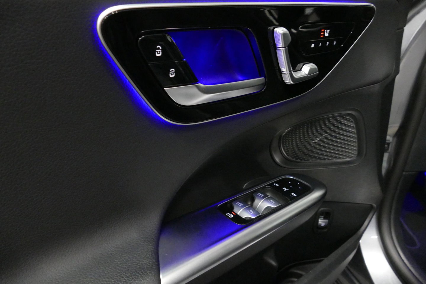 Mercedes-Benz C-Klasse 200 AMG Line / Orig. Nederlands / C63S AMG Diffuser / Panamericana Grille / Panoramadak / Elektr. verstelbare voorstoelen (links met memory) / Apple Carplay - Android Auto / Stoelverwarming / Ambienteverlichting / High Performance LED koplampen / Achterui