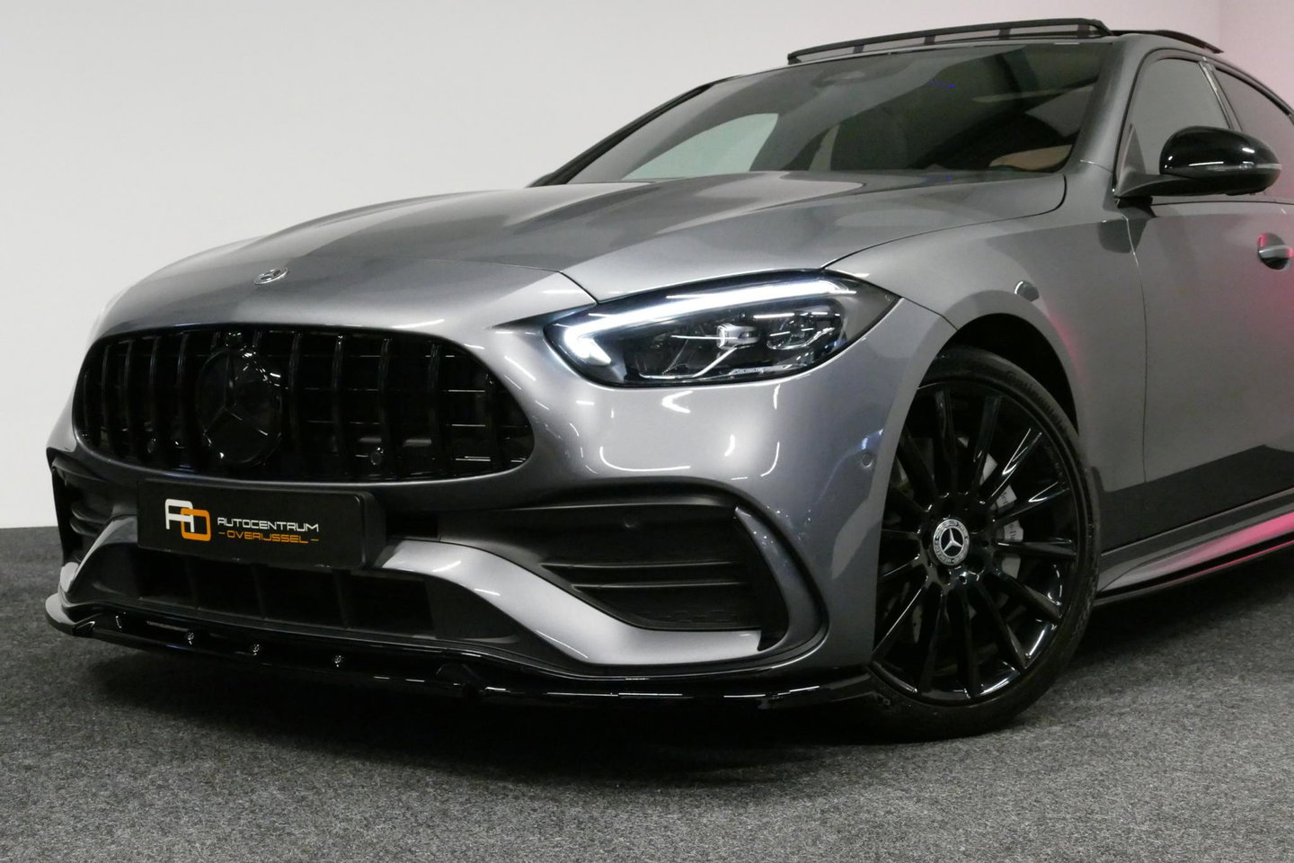 Mercedes-Benz C-Klasse 200 AMG Line / Orig. Nederlands / C63S AMG Diffuser / Panamericana Grille / Panoramadak / Elektr. verstelbare voorstoelen (links met memory) / Apple Carplay - Android Auto / Stoelverwarming / Ambienteverlichting / High Performance LED koplampen / Achterui