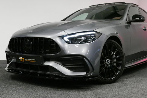 Mercedes-Benz C-Klasse 200 AMG Line / Orig. Nederlands / C63S AMG Diffuser / Panamericana Grille / Panoramadak / Elektr. verstelbare voorstoelen (links met memory) / Apple Carplay - Android Auto / Stoelverwarming / Ambienteverlichting / High Performance LED koplampen / Achterui