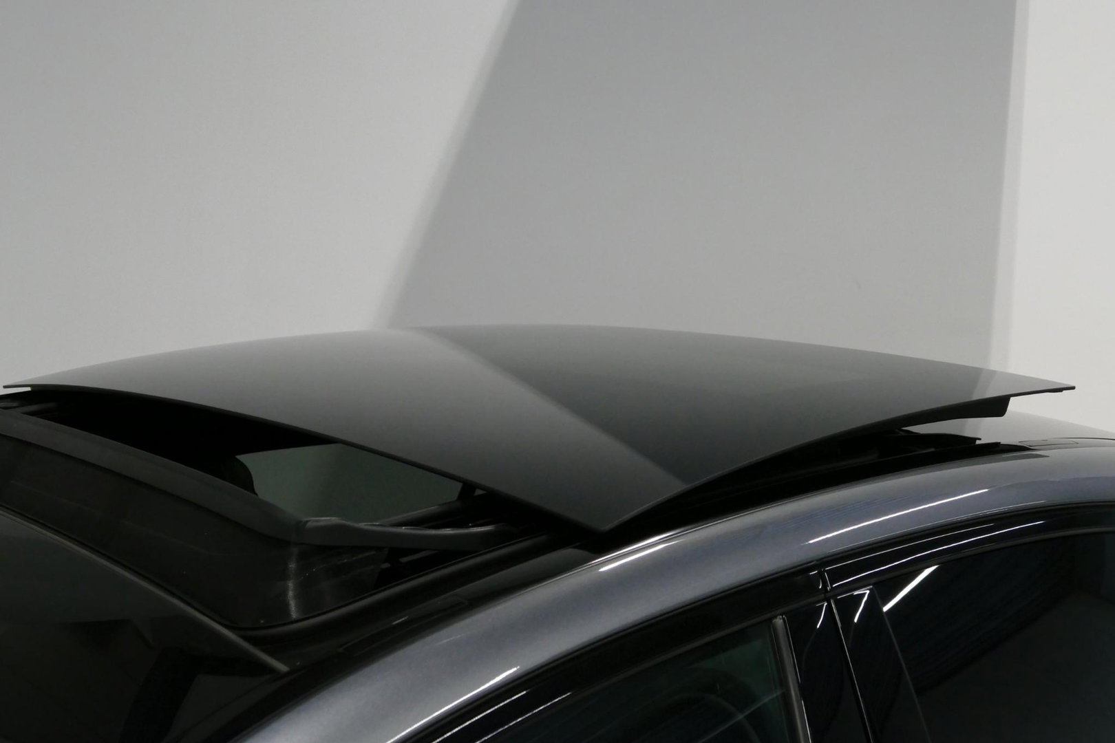 Mercedes-Benz C-Klasse 200 AMG Line / Orig. Nederlands / C63S AMG Diffuser / Panamericana Grille / Panoramadak / Elektr. verstelbare voorstoelen (links met memory) / Apple Carplay - Android Auto / Stoelverwarming / Ambienteverlichting / High Performance LED koplampen / Achterui