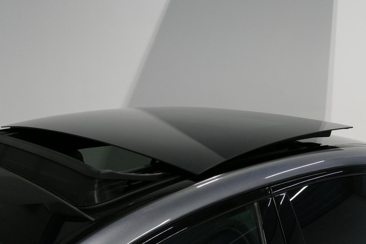 Mercedes-Benz C-Klasse 200 AMG Line / Orig. Nederlands / C63S AMG Diffuser / Panamericana Grille / Panoramadak / Elektr. verstelbare voorstoelen (links met memory) / Apple Carplay - Android Auto / Stoelverwarming / Ambienteverlichting / High Performance LED koplampen / Achterui