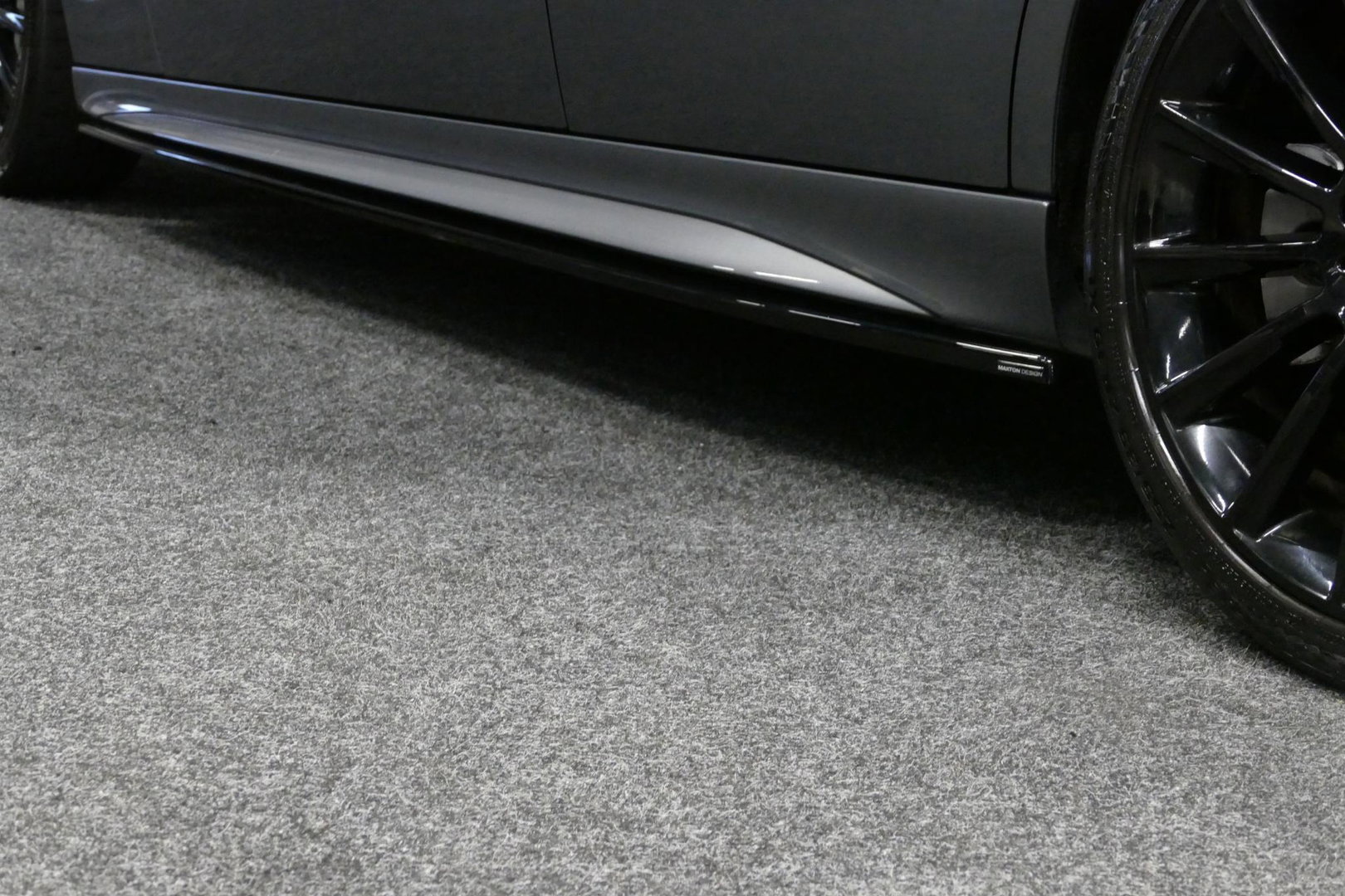 Mercedes-Benz C-Klasse 200 AMG Line / Orig. Nederlands / C63S AMG Diffuser / Panamericana Grille / Panoramadak / Elektr. verstelbare voorstoelen (links met memory) / Apple Carplay - Android Auto / Stoelverwarming / Ambienteverlichting / High Performance LED koplampen / Achterui