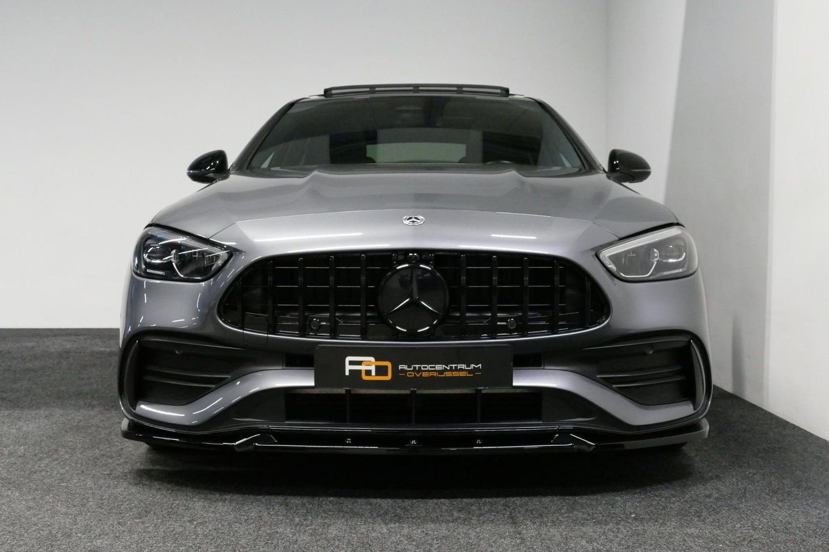 Mercedes-Benz C-Klasse 200 AMG Line / Orig. Nederlands / C63S AMG Diffuser / Panamericana Grille / Panoramadak / Elektr. verstelbare voorstoelen (links met memory) / Apple Carplay - Android Auto / Stoelverwarming / Ambienteverlichting / High Performance LED koplampen / Achterui